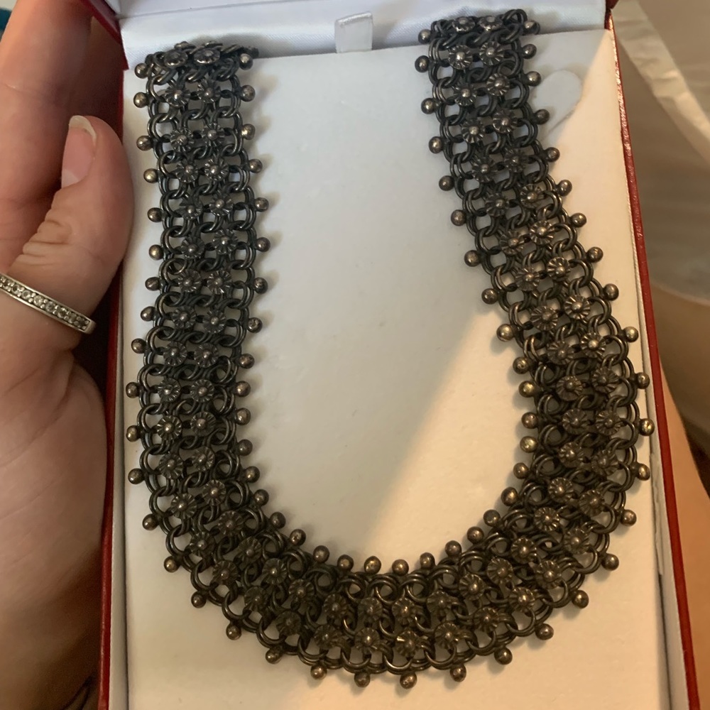 Metallic choker with box